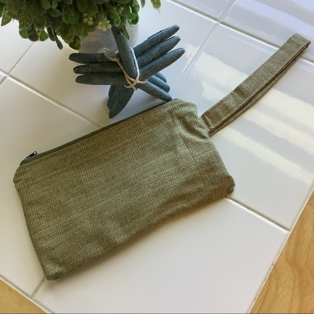 Handmade wristlet - Picture 3 of 4